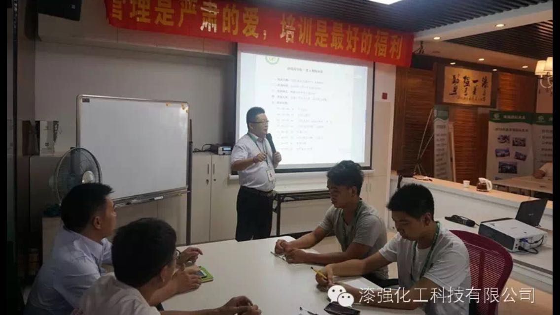 商學(xué)院院長(zhǎng)張文以漆強(qiáng)化工《目標(biāo)與未來(lái)》做開(kāi)場(chǎng)白.jpg 商學(xué)院院長(zhǎng)張文以漆強(qiáng)化工《目標(biāo)與未來(lái)》做開(kāi)場(chǎng)白.jpg