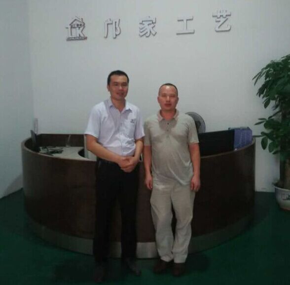 漆強(qiáng)化工業(yè)務(wù)杜經(jīng)理(左)與鄺家工藝鄺總(右)合影.jpg 漆強(qiáng)化工業(yè)務(wù)杜經(jīng)理(左)與鄺家工藝鄺總(右)合影.jpg