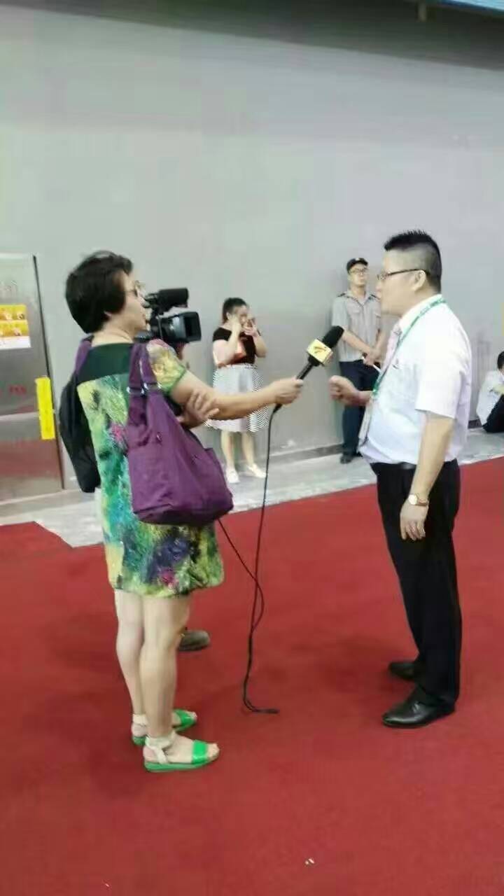 廣東電視臺(tái)正在采訪漆強(qiáng)化工總經(jīng)理張總2.jpg 廣東電視臺(tái)正在采訪漆強(qiáng)化工總經(jīng)理張總2.jpg