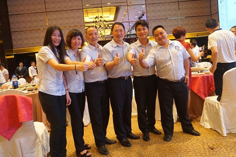 漆強(qiáng)化工網(wǎng)絡(luò)團(tuán)隊與CCTV-2 央視財經(jīng)評論員、單仁資訊集團(tuán)董事長單仁合影(右三).jpg