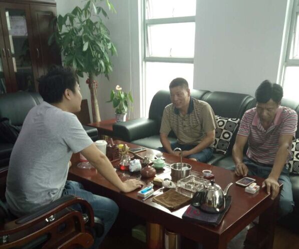 漆強化工業(yè)務蘇經(jīng)理(左)與江西南康客戶(右).jpg 漆強化工業(yè)務蘇經(jīng)理(左)與江西南康客戶(右).jpg