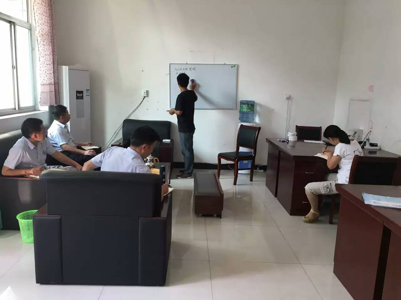 戴老師為漆強外省業(yè)務(wù)經(jīng)理進行經(jīng)銷商服務(wù)培訓(xùn).jpg 戴老師為漆強外省業(yè)務(wù)經(jīng)理進行經(jīng)銷商服務(wù)培訓(xùn).jpg