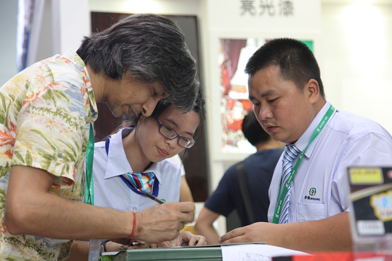 漆強化工家具廠在廣博會接待浙江客戶場面.jpg 漆強化工家具廠在廣博會接待浙江客戶場面.jpg