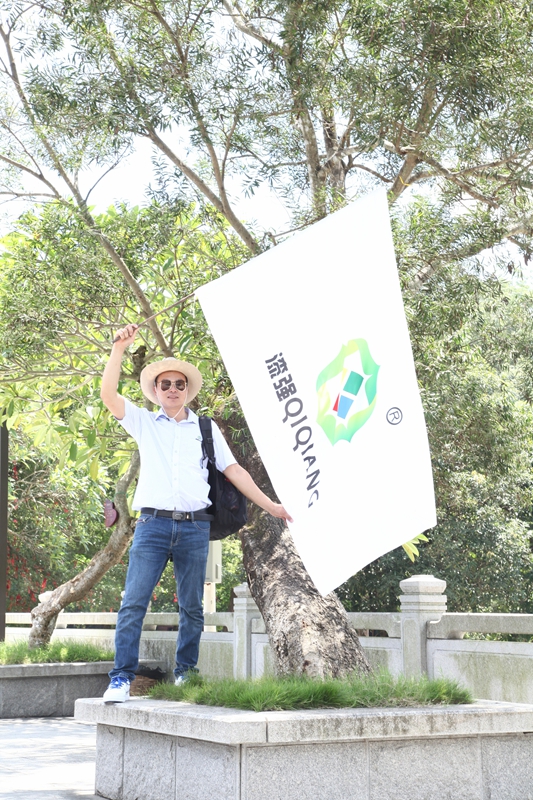 漆強(qiáng)化工工作人員.jpg 漆強(qiáng)化工工作人員.jpg