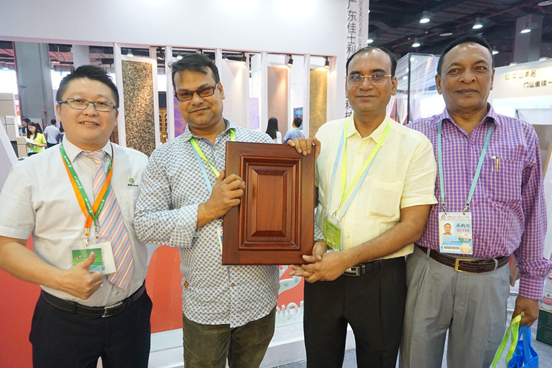 漆強化工攜“可以當鏡子”的亮光漆閃耀智慧建材家居展2.jpg 漆強化工攜“可以當鏡子”的亮光漆閃耀智慧建材家居展2.jpg