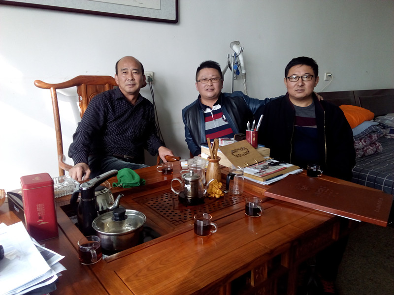 漆強(qiáng)化工總經(jīng)理張文(中)與河北正定漆豐總代理房志堅(右).jpg 漆強(qiáng)化工總經(jīng)理張文(中)與河北正定漆豐總代理房志堅(右).jpg