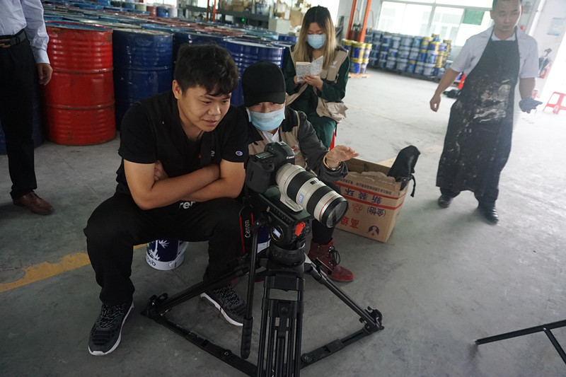 央視攝像組第一站來到了漆強(qiáng)化工生產(chǎn)基地進(jìn)行拍攝.jpg 央視攝像組第一站來到了漆強(qiáng)化工生產(chǎn)基地進(jìn)行拍攝.jpg