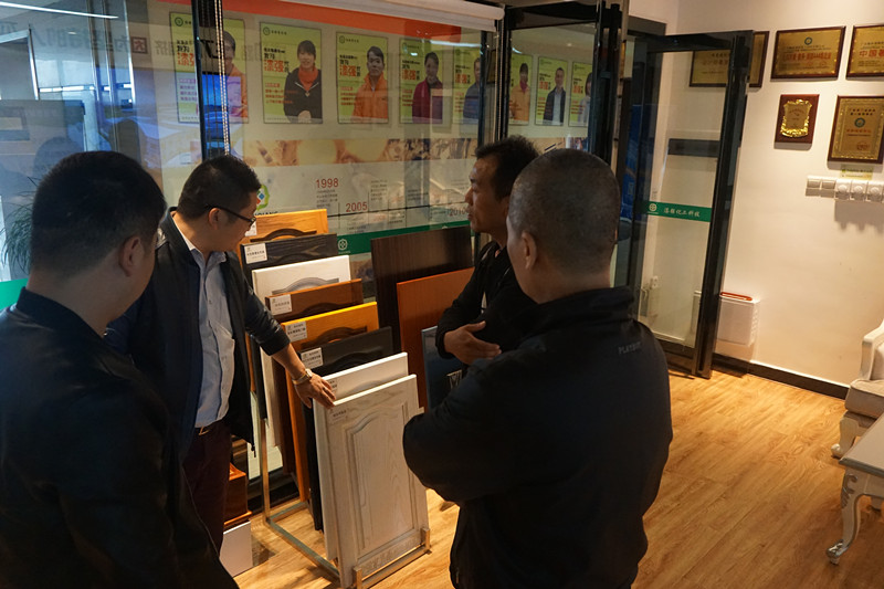 張總介紹漆強(qiáng)PU家具漆和PE鋼琴漆的產(chǎn)品.jpg 張總介紹漆強(qiáng)PU家具漆和PE鋼琴漆的產(chǎn)品.jpg