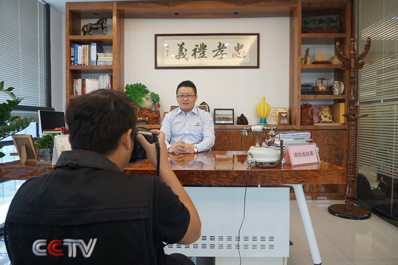 中央電視臺《牛商論道》欄目組走進(jìn)拓能集團(tuán)漆強(qiáng)化工.jpg 中央電視臺《牛商論道》欄目組走進(jìn)拓能集團(tuán)漆強(qiáng)化工.jpg