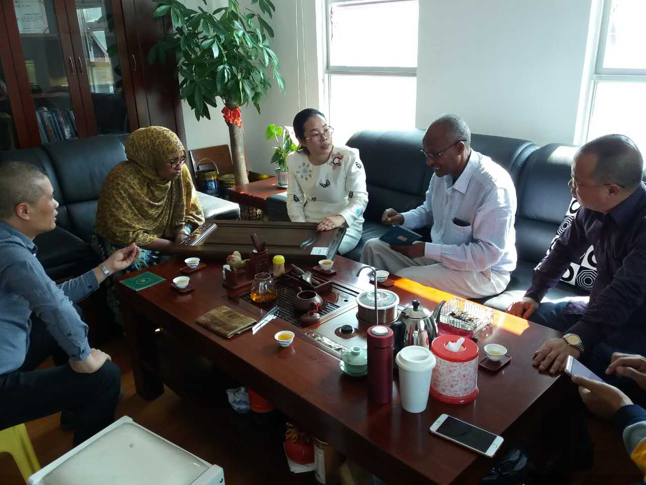 mohamud一行人來(lái)到了漆強(qiáng)化工生產(chǎn)基地參觀指導(dǎo).jpg mohamud一行人來(lái)到了漆強(qiáng)化工生產(chǎn)基地參觀指導(dǎo).jpg