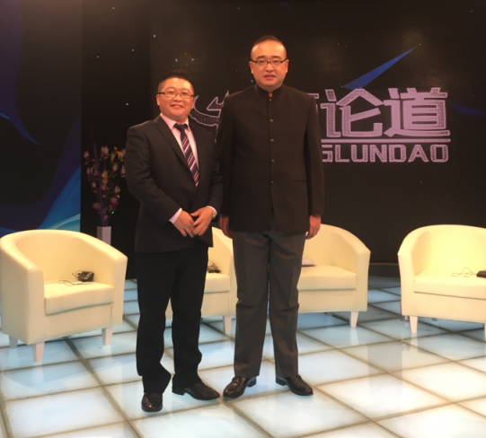 漆強(qiáng)總經(jīng)理:張文(左)和央視主持人:朱軼(右)合影.png 漆強(qiáng)總經(jīng)理:張文(左)和央視主持人:朱軼(右)合影.png