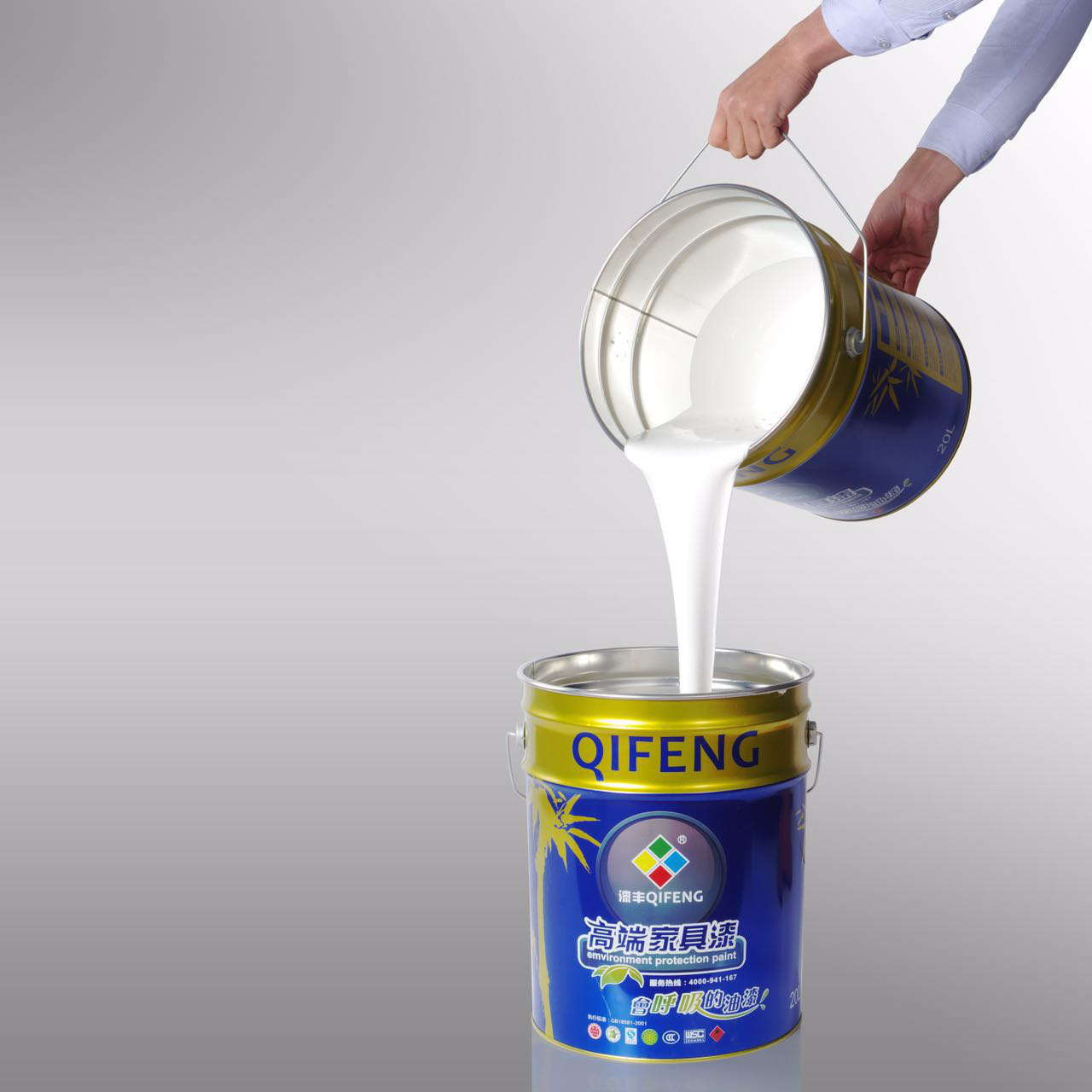 倒白色油漆.png 倒白色油漆.png