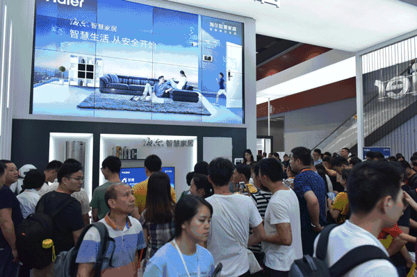 建博會(huì)現(xiàn)場(chǎng)人潮涌動(dòng) 建博會(huì)現(xiàn)場(chǎng)人潮涌動(dòng)